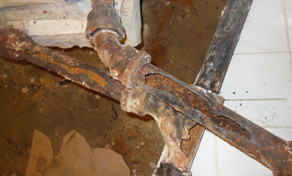 symptoms of broken cast iron pipes